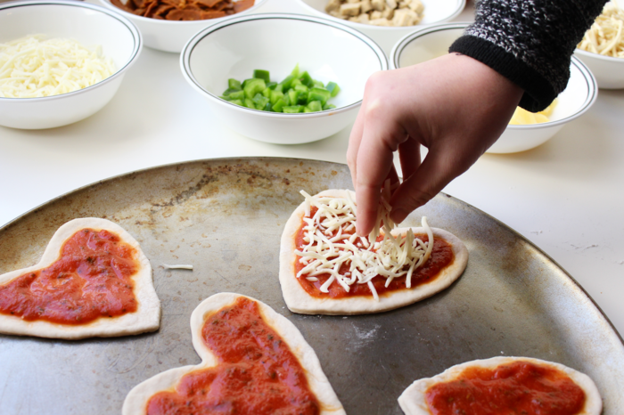 Rýchle recepčné recepty, mini-pizza v tvare srdca, obloha so syrom, skvelé nápady na narodeninovú párty