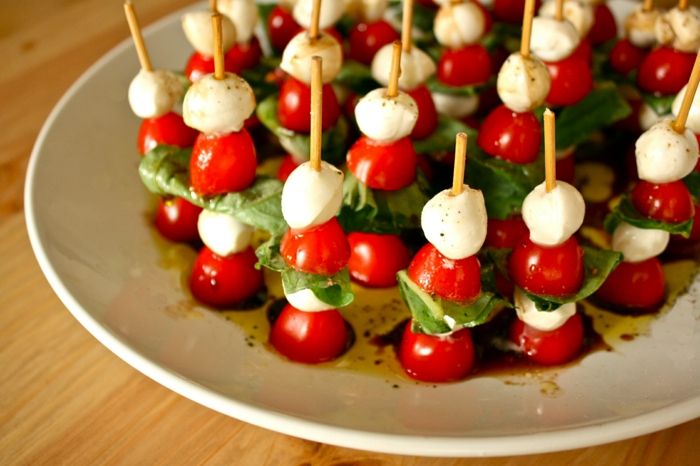Čerešňové paradajky s mozzarellou, výborné občerstvenie pre vašu oslavu, jednoduché a rýchle na prípravu