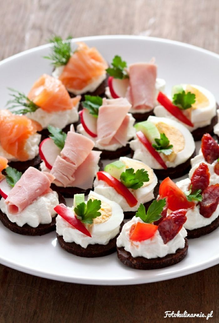 Party občerstvenie s lososom, vajíčkom a šunkou, rýchle a jednoduché občerstvenie, jedlá pre mnohých hostí