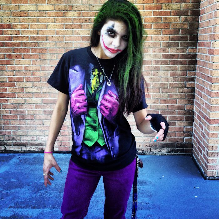 Ženska kostum iz Jokerja s poslikano majico, zelenimi lasmi in preprostimi kostumi za ličenje