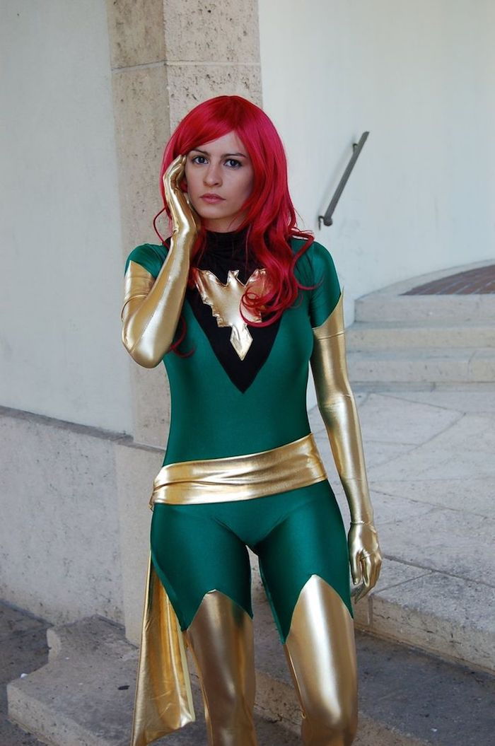 un costum super-erou al unei fete în costum de Halloween, verde și auriu - rapid