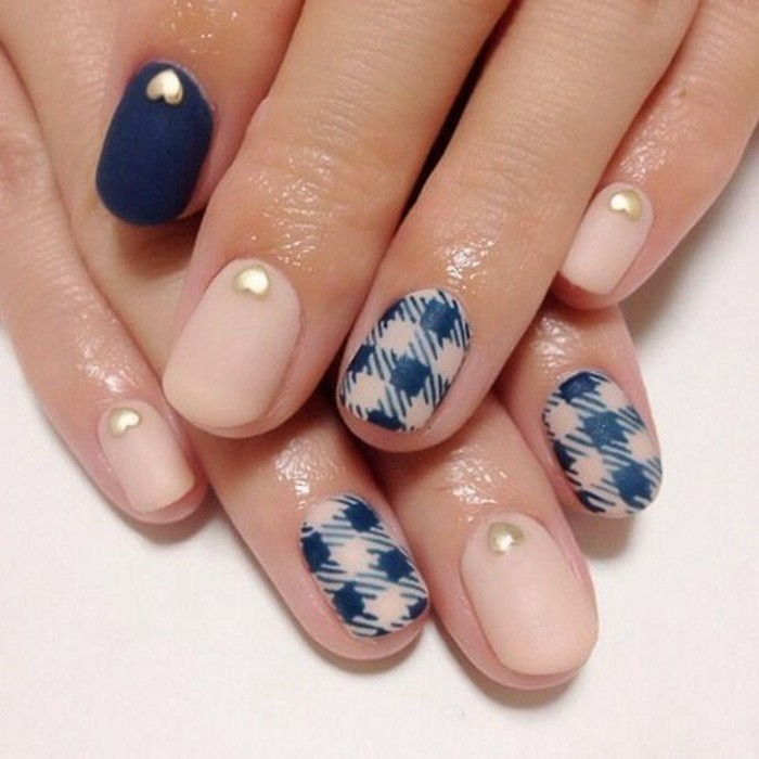 unghiile frumoase tapet modern, design de brand-in-bej-albastru-mat-culoare-inima pietre decorare unghiile scurte cu formă ovală-