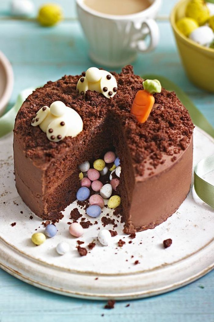 Šokoladinis pyragas pripildytas saldainiais, dekoruotu šokolado drožlėmis