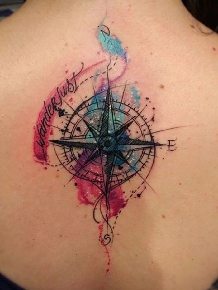 Bardzo ładny kolorowy tatuaż z czarnym kompasem na szyi młodej kobiety