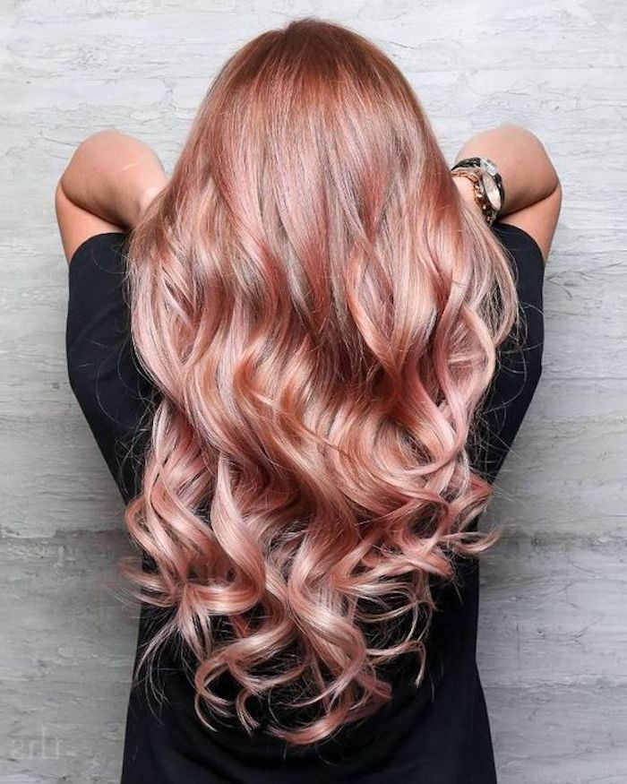 penteados agradáveis, camiseta preta, cabelo longo, encaracolado, rosa