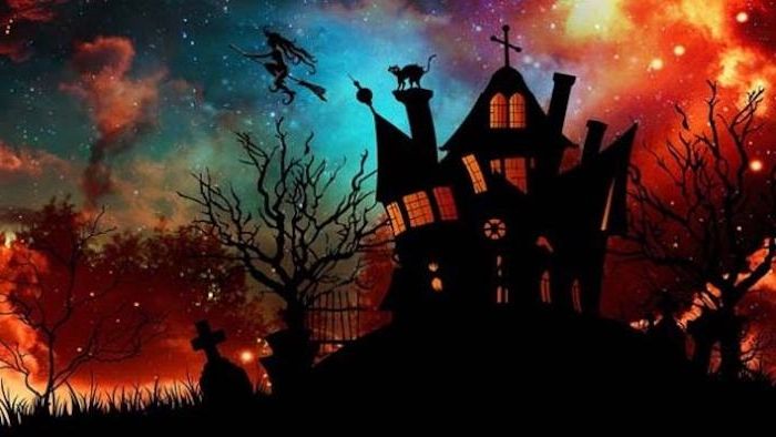 een kerk en een heks vliegen op de bezem over het kerkhof - Halloween foto's