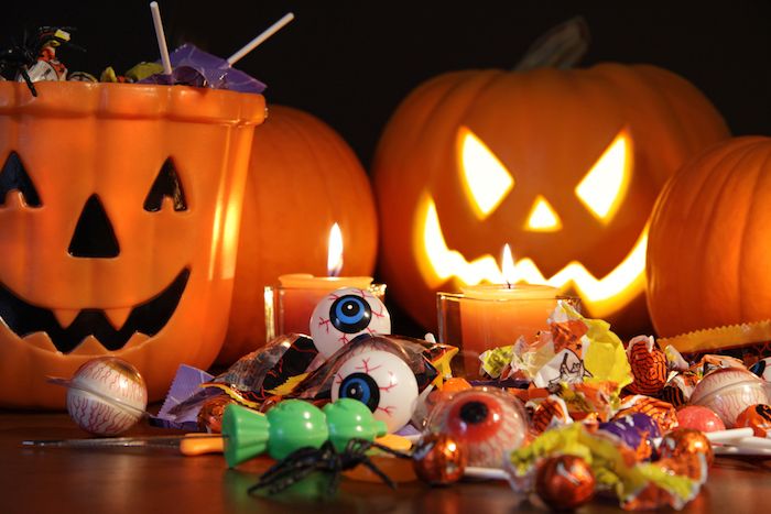 Halloween-achtergrond - de zakken snoep en Jack O.'Lantern Kürbisse 