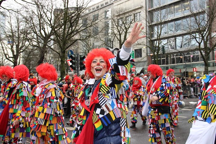 bästa semestermål i februari cologne kölner carnival tyskland clowns au cologne festival blommor färger festliga humör människor med kostymer