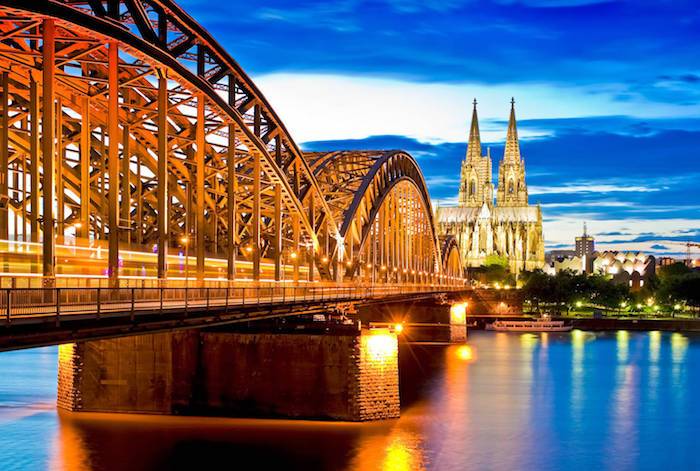 bästa semesterdestinationer bron och i bakgrunden av Köln katedral kväll bilder vackra belysning idéer