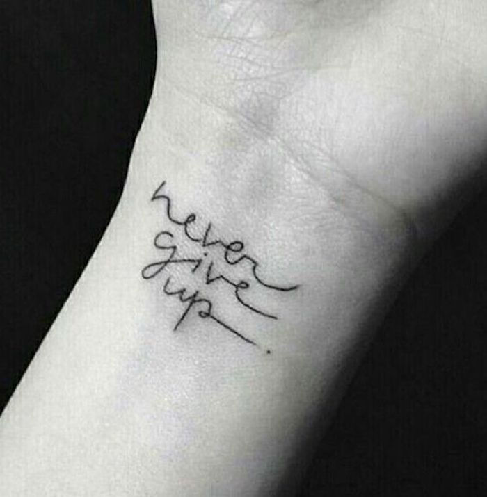 Nu renunta niciodata in picioare cu tatuaj scris pe încheietura mâinii un punct la sfârșitul propoziției