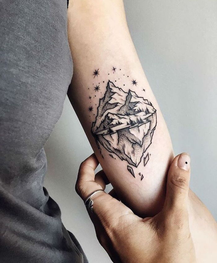 vackra tatueringar, liten tatuering i svart och grått
