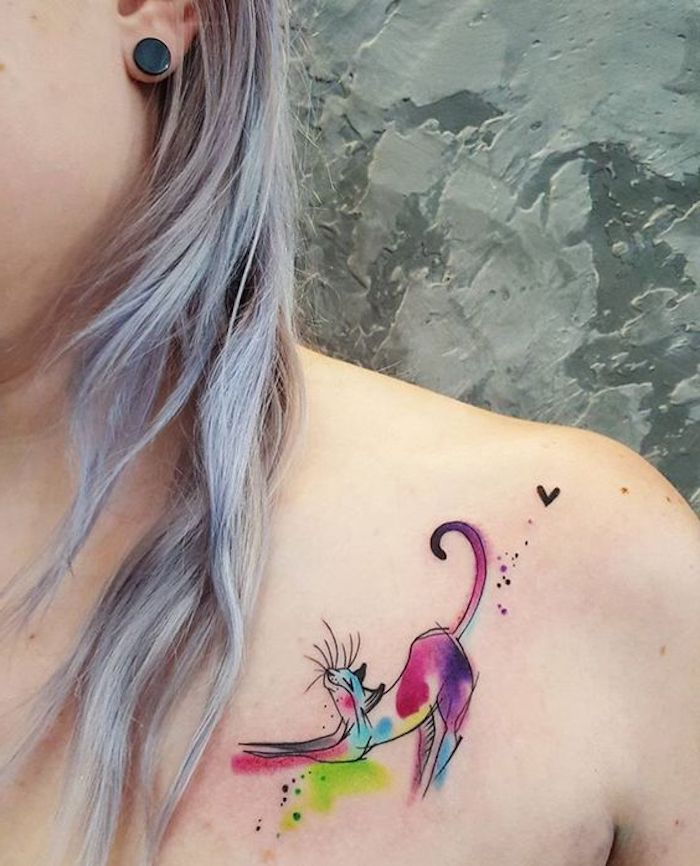 tattoo-motieven, grijs haar, kleurrijke tatoeage met kattenmotief