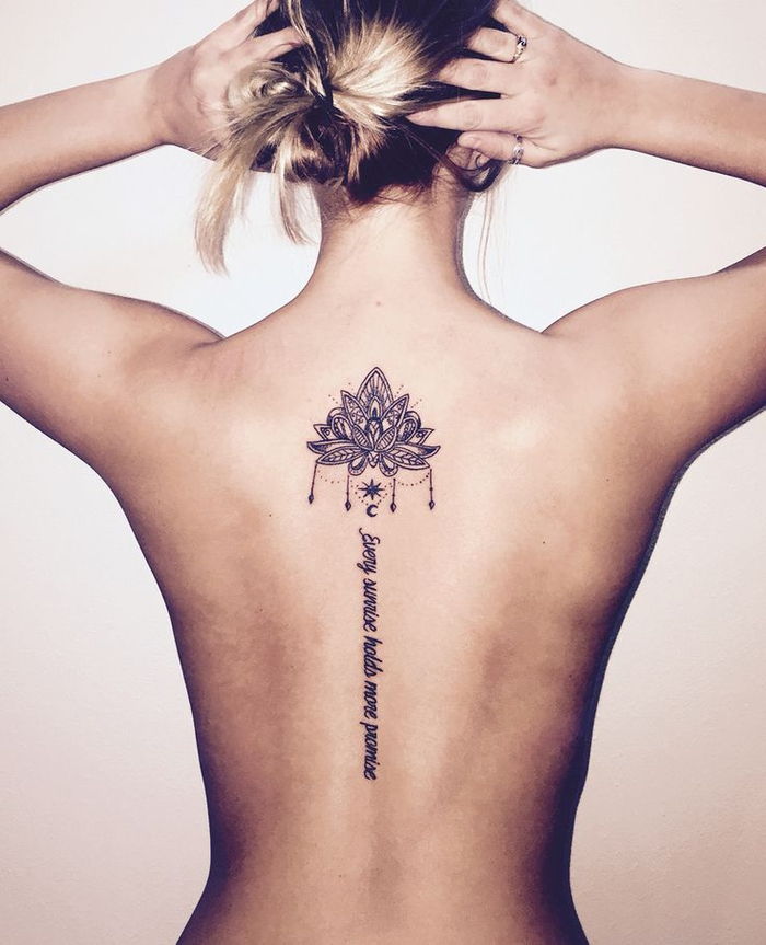 tatuaj frumos pentru femei, lotus și scris de mână, tatuaje înapoi care arată eficient