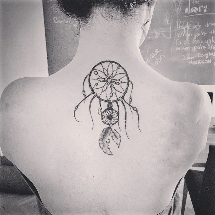 fajne tatuaże z powrotem, łapacze snów, kobiece motywy tatuażu, inspiracje i pomysły