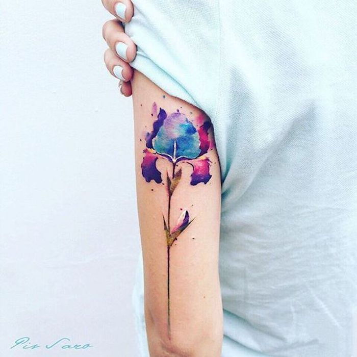 tatuaje frumoase, tatuaj acuarelă, floare colorată pe braț