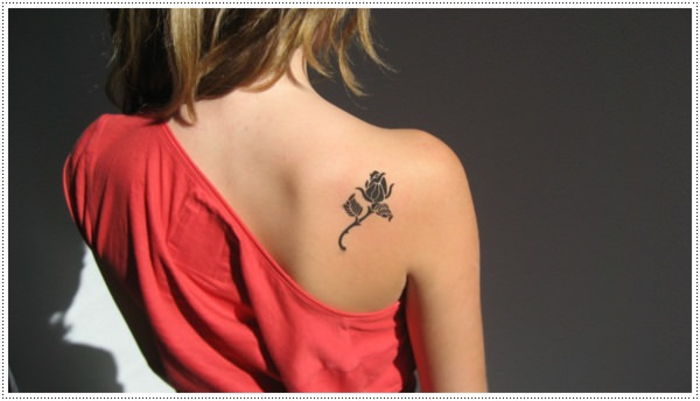 Gėlių tatuiruotės moterims, maža rožė ant nugaros / pečių, moterų tatuiruotės motyvai, klasika