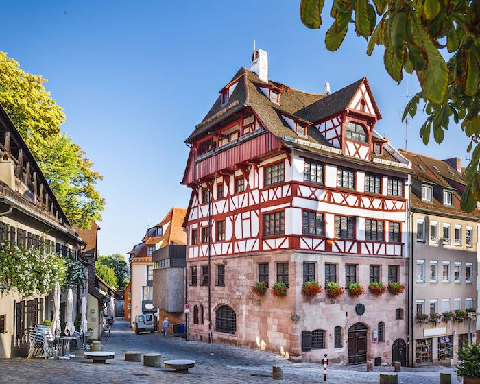 de vackraste semesterorterna tyskland nürnberg bavaria och dess arkitektur rosa hus färsk stil i staden