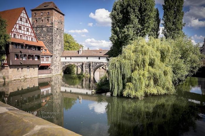 De vackraste destinationerna Nürnberg och området besöker gröna växter och byggnader över floden
