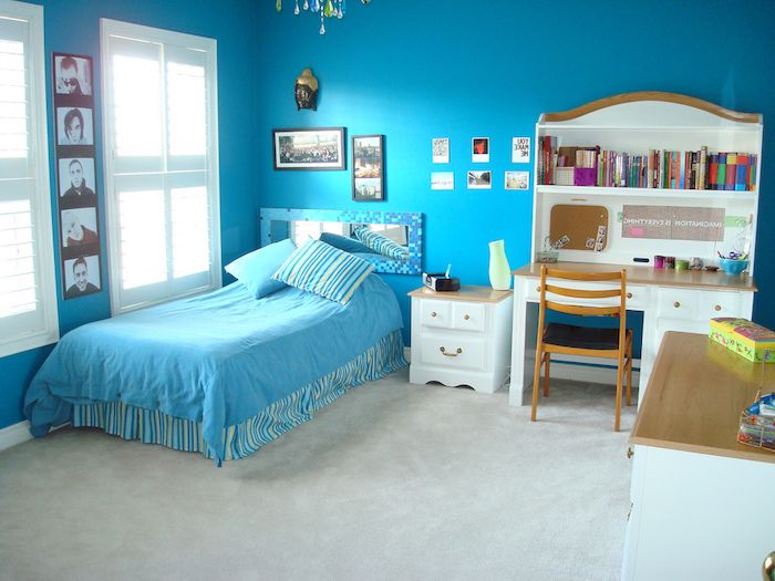 Dizaino jaunimo kambariai - mėlynos sienos, mėlynos spalvos lakštai, baltas stalas, baltas kilimas