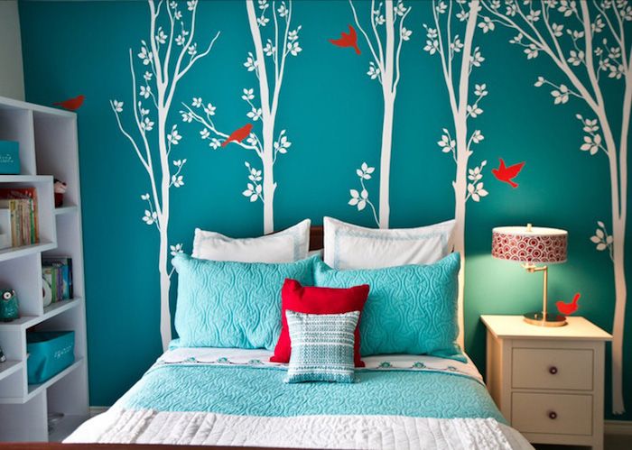 Dizaino jaunimo kambarys - mėlynos sienos su medžiu. Sienos lipdukas, suderinti baldai