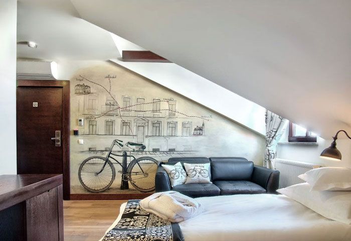 izba pre teenagerov v najvyššom poschodí apartmánu s nálepkou na bicykli, biela posteľ, laminátová podlaha