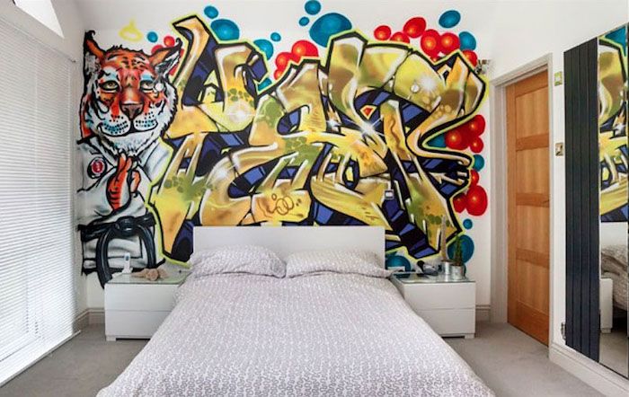 Lovos paaugliams, balta lova, grafiti dekoruotas kambarys, dvi naktiniai staleliai