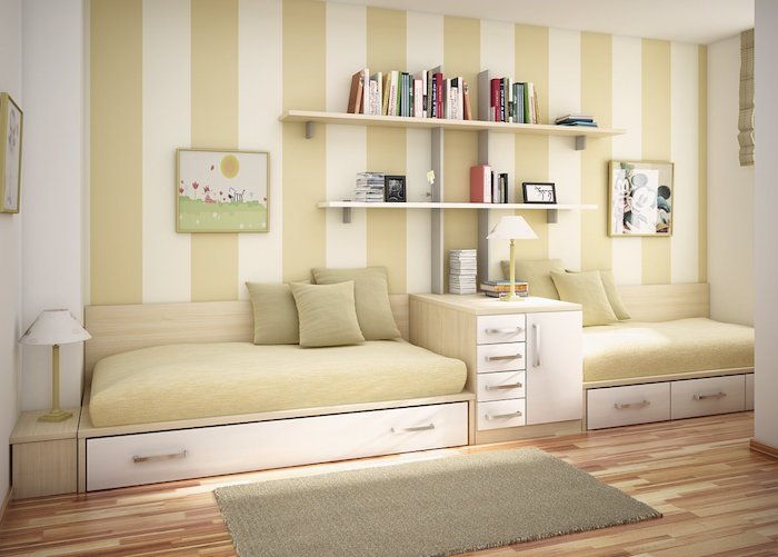 Sängar för tonåringar - två sängar åtskilda av en hyllplan, bokhyllor och bilder