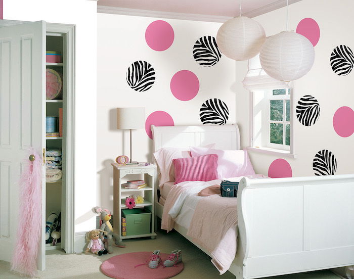 Paauglių kambario idėjos - violetinės ir juodos sienų dekoracijos, du Kinijos žibintuvėliai