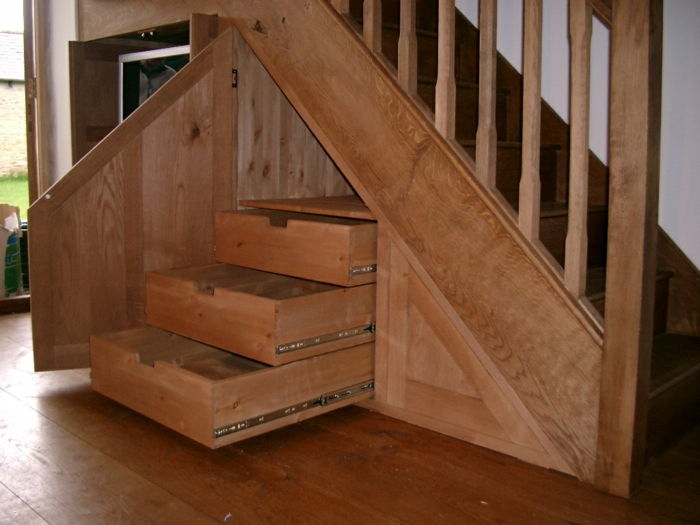 skåp-under-trapp intressant-look-trä-konstruktion