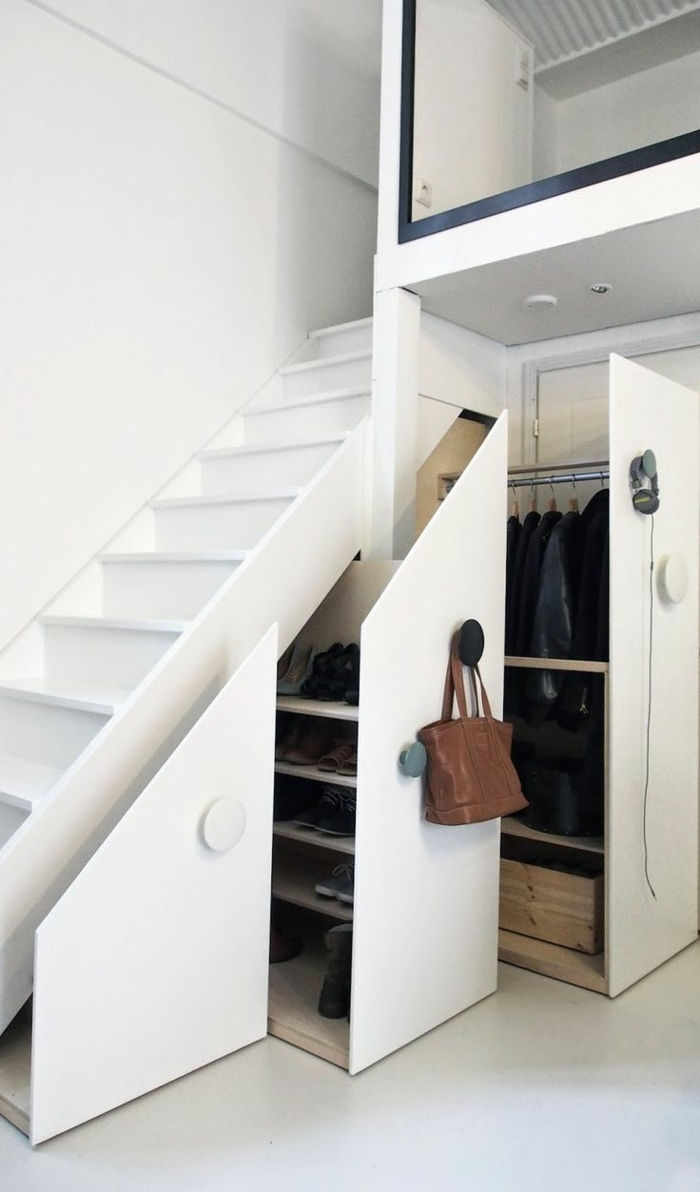 dulap-sub-scări alb-și-minimalist