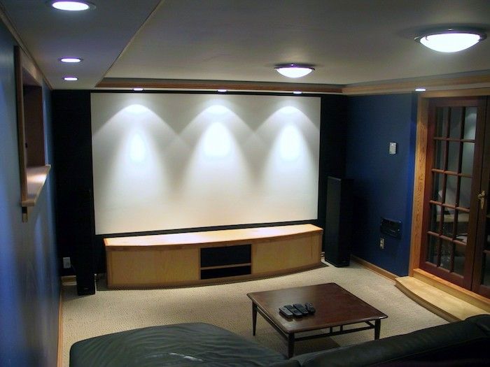 skrinky steny nástěnné projektor nápady obrovské obrazovky so špeciálnym osvetlením tri lampy cez obrazovku