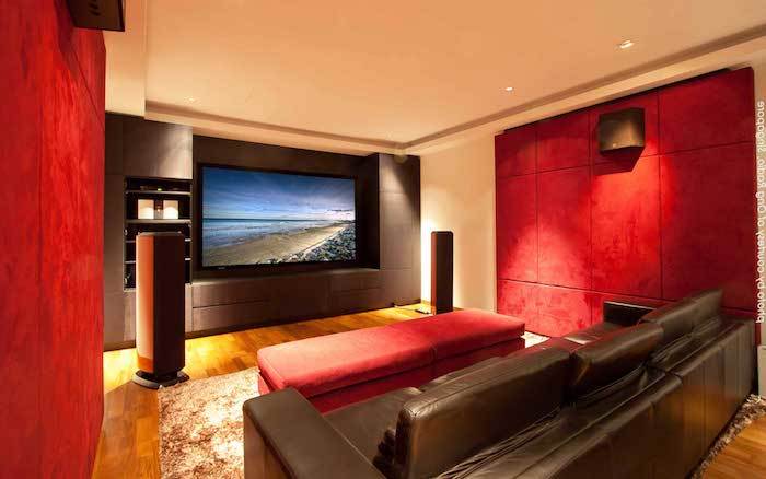 moderné obývacia stena červená stena dizajn červené bočné steny a tmavo šedá stena TV chladné farebné kombinácie