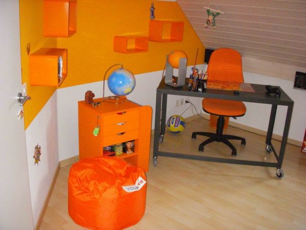 desk-in-arebitszimmer-energický-oranžová farba