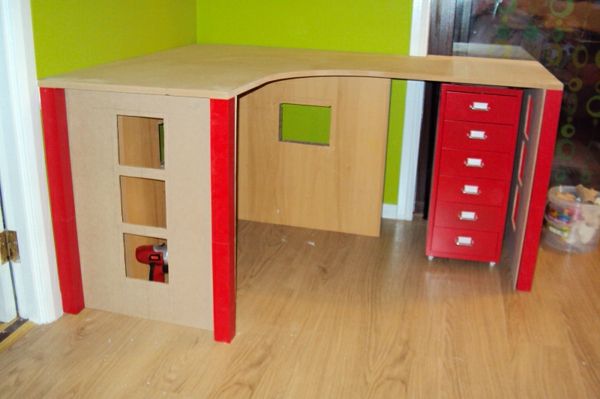 desk-self-build-ideas-wood-red-element-wall in green