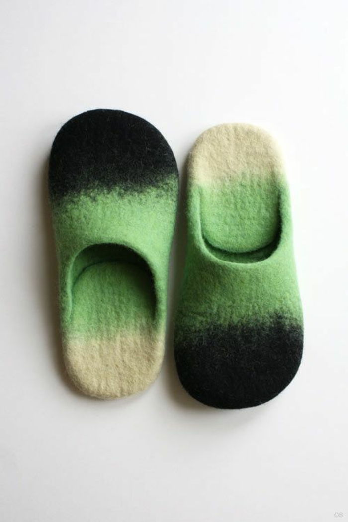 Tøfler sy i grønn, hvit og svart farger enkel design