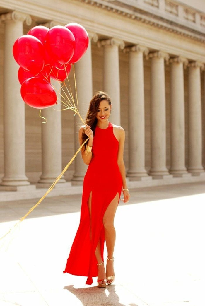 Sko-to-röd-dress-Froehliche kvinnliga-bär-ballonger gyllene sandaler lång röd-dress-med-slot-guld dekorationer