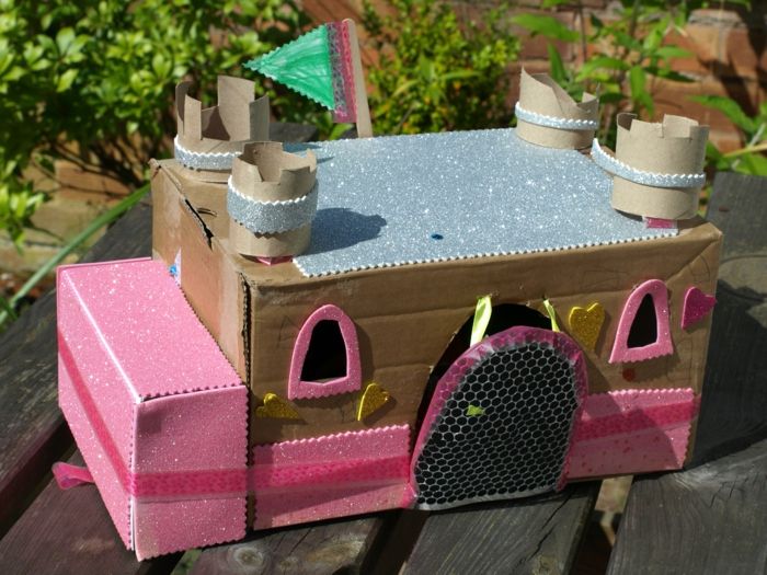 ett slott för en liten tjej med dockor att spela i rosa färg