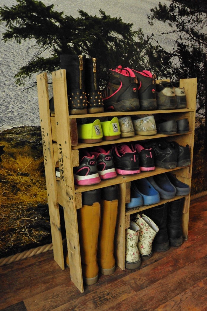 construa uma prateleira para os sapatos - uma sapateira de madeira feita à mão com sapatos coloridos