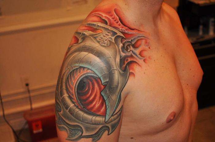 ramena tetovaža, človek z realistično tridimenzionalno tetovažo