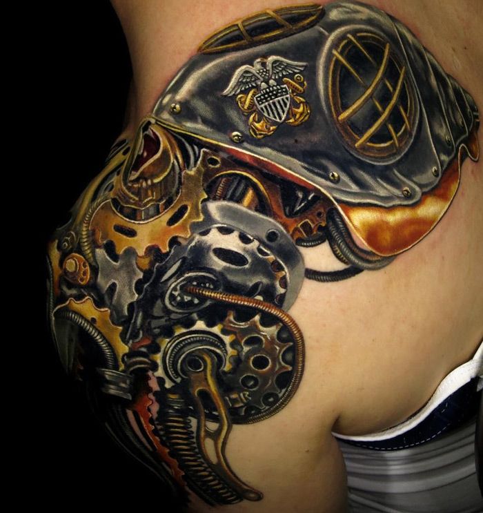 Človek z barvno ramo tattoo s strojnimi deli