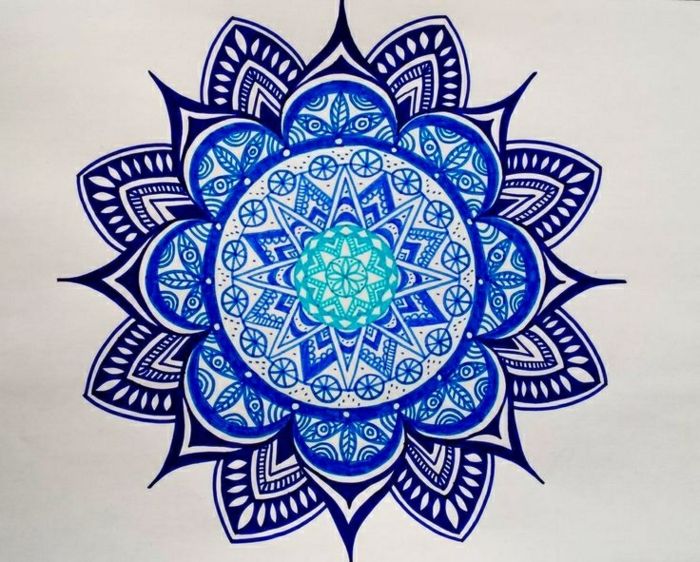 Vzor tetovanie s mandalou v modrej a zelenej farbe, mandala s mnohými ozdobami v indigo modrej, kráľovskej modrej a tyrkysovej zelenej