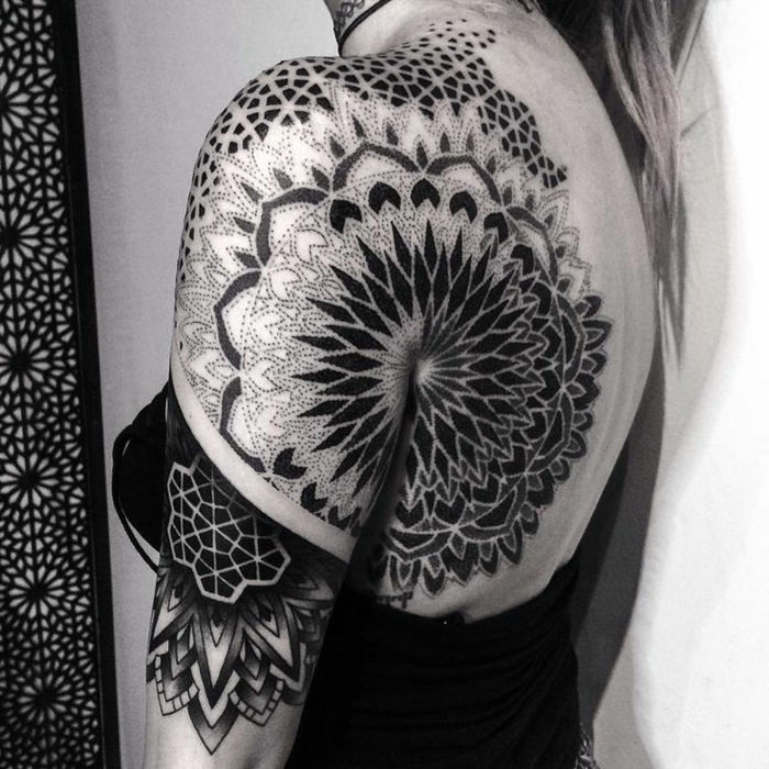 zložitá bodová technika s tetovaním, rôzne geometrické postavy, čierna mandala s geometrickými motívmi, čierne záclony s bielym mandalom, žena s ľahkými dlhými vlasmi s čiernym vrchom