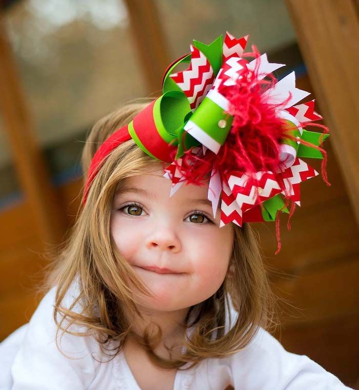 enkle frisyrer til julen vakkert barn med en diadem kreativ ide ornament