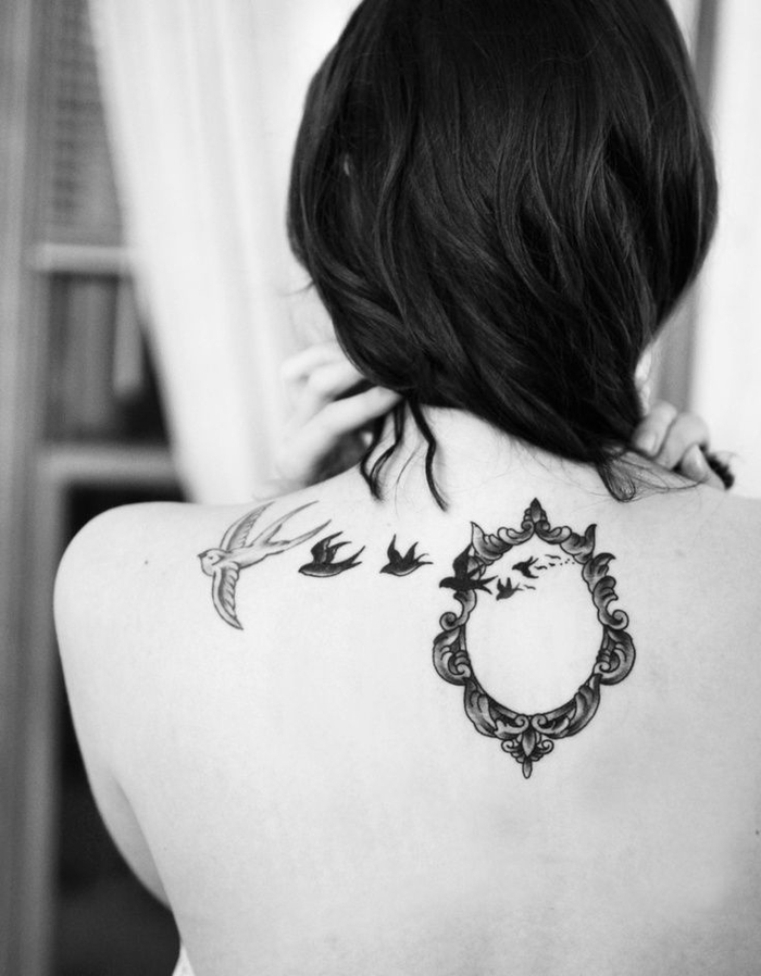 piękny motyw tatuażu na plecy, jaskółki, lustra, wiele pomysłów na kobiece tatuaże