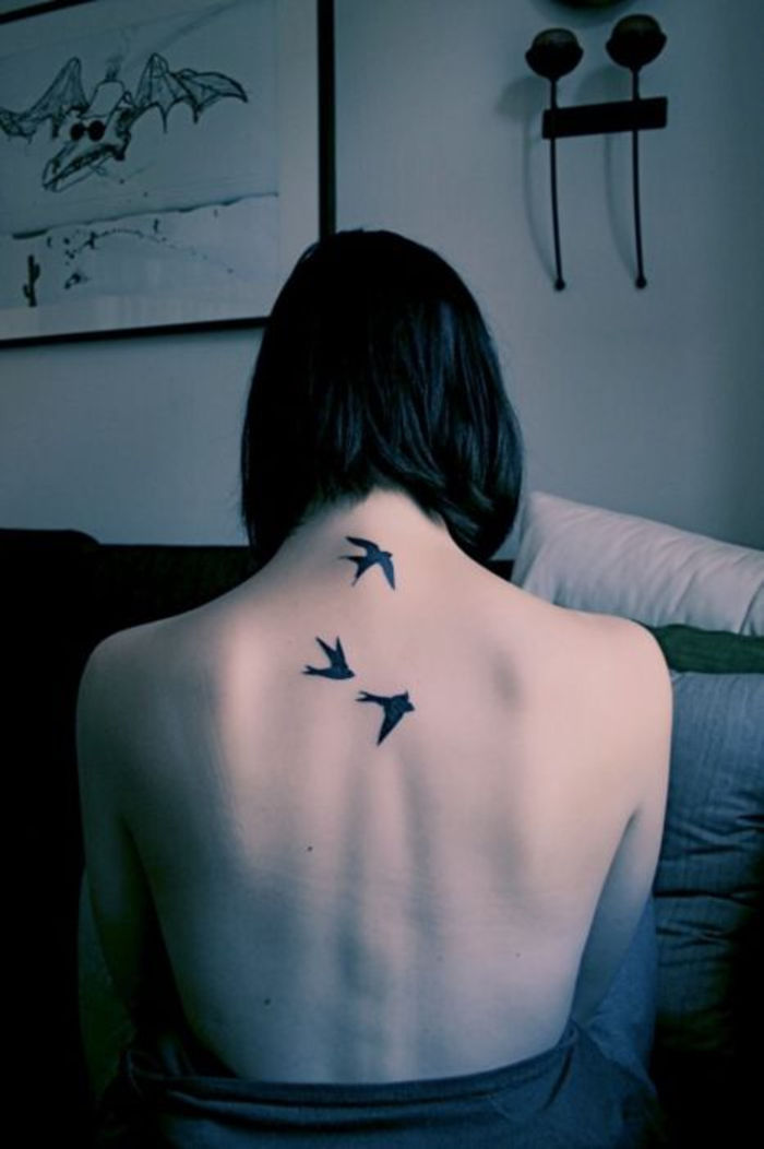Her tat için sırt dövmeleri, üç kuş, kadın dövme motifleri için fikirler