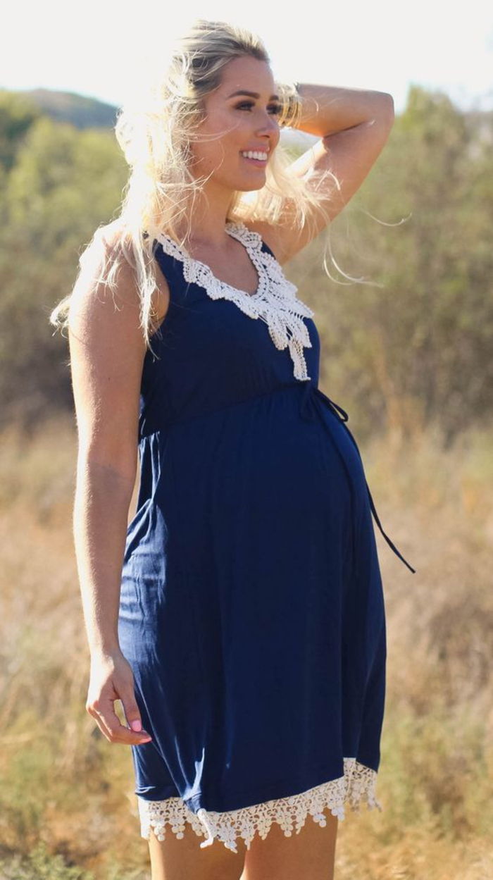 Graviditetskläder, moderskapsklänningar i mörkblå och vita, med spets
