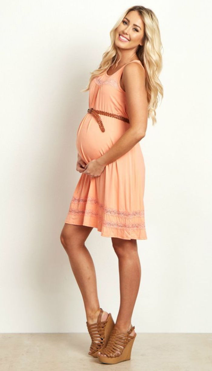 tehotenská móda, materské šaty v krému s páskou, kombinácia s sandálmi