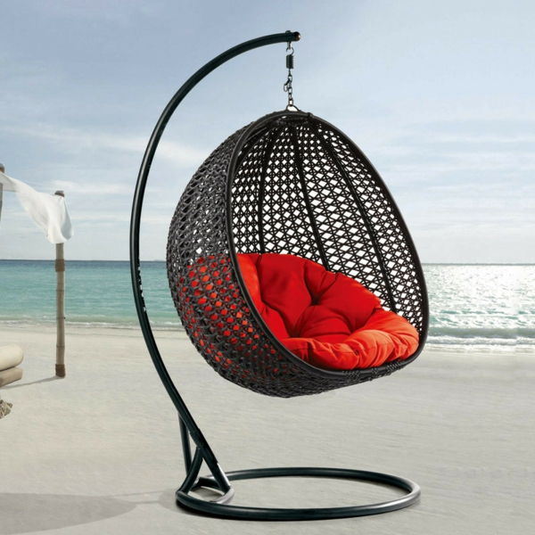 zwart, rood en rotanmand opknoping stoel-on-beach