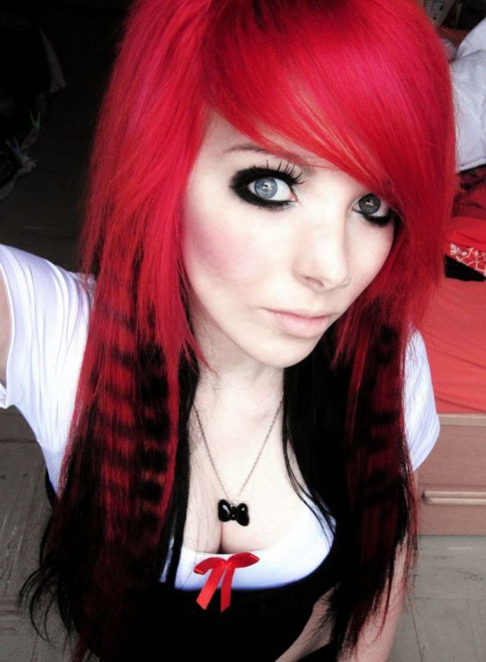 juoda-raudona-plaukų akcentas spalvų