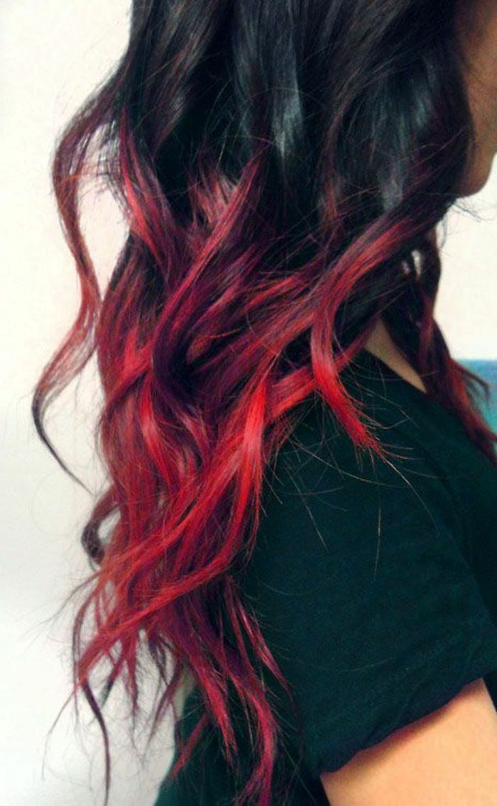 juoda-raudona-plaukų patraukli-žvilgsnis